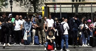 Parada de bus saturada en Barcelona / EFE Parada de bus saturada en Barcelona / EFE