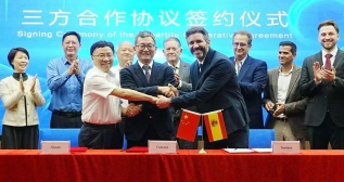 Eduardo Blanco firma del acuerdo entre Santa Motorts y sus socios chinos Eduardo Blanco firma del acuerdo entre Santa Motorts y sus socios chinos