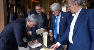 Luca de Meo firma libros en Barcelona Luca de Meo firma libros en Barcelona