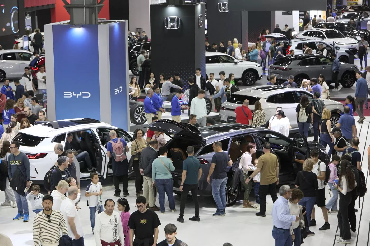 Visitantes en el stand de BYD en Automobile Barcelona Visitantes en el stand de BYD en Automobile Barcelona