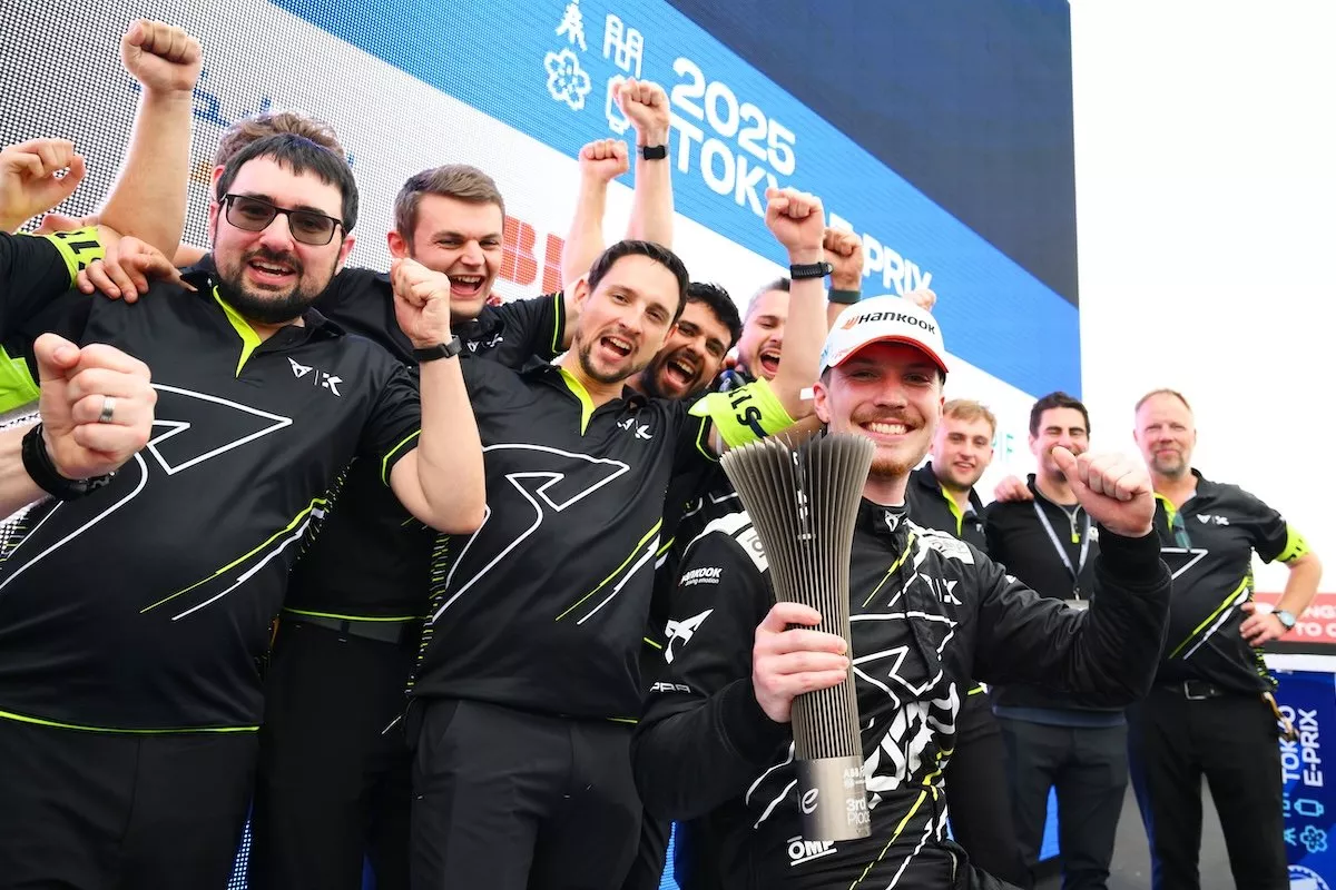 El equipo de Cupra Kiro celebra el tercer puesto de Ticktum