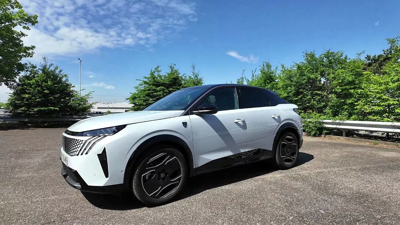 Peugeot E-3008 Dual Motor