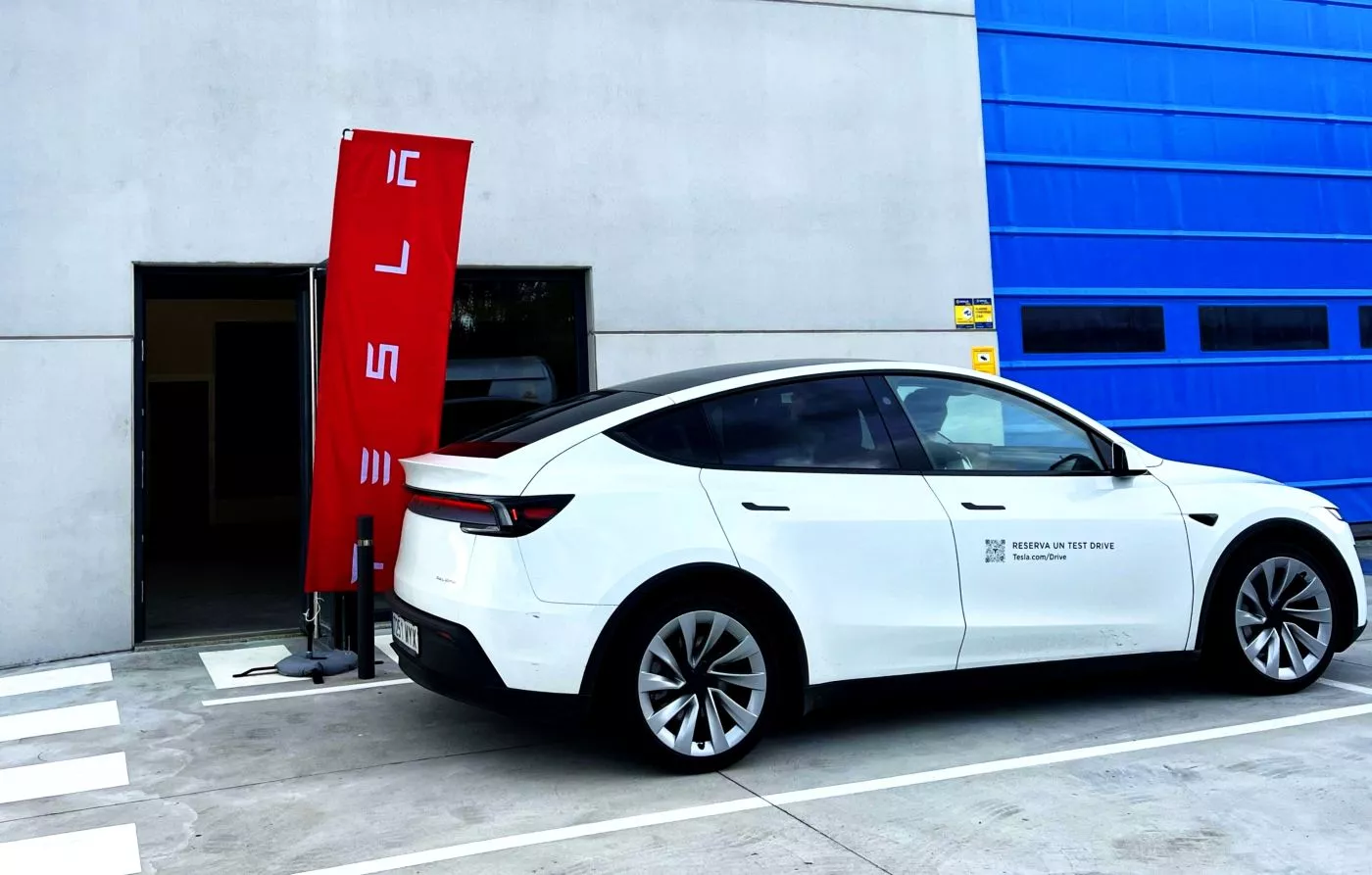 Coche de Tesla preparado para una prueba autoservicio