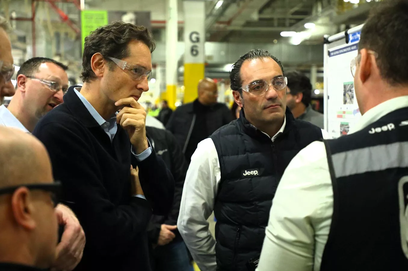 Antonio Filosa (Derecha) junto a John Elkann en una fábrica de Stellantis