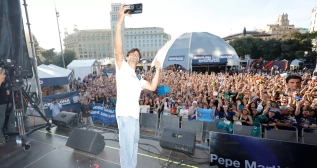 Carlos Sainz, junto a los fans de la F1 en Barcelona Carlos Sainz, junto a los fans de la F1 en Barcelona