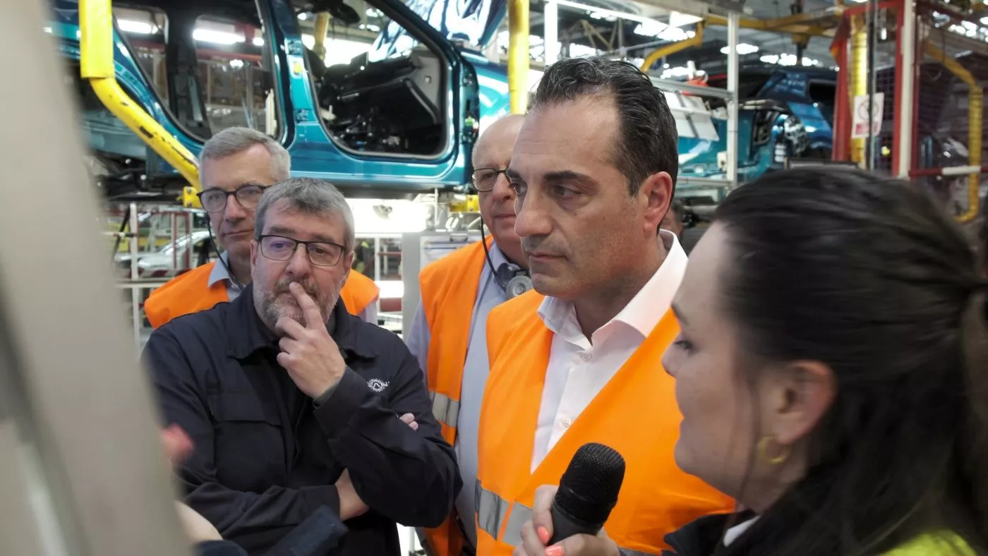 Antonio Filosa durante la visita a la fábrica de Vigo