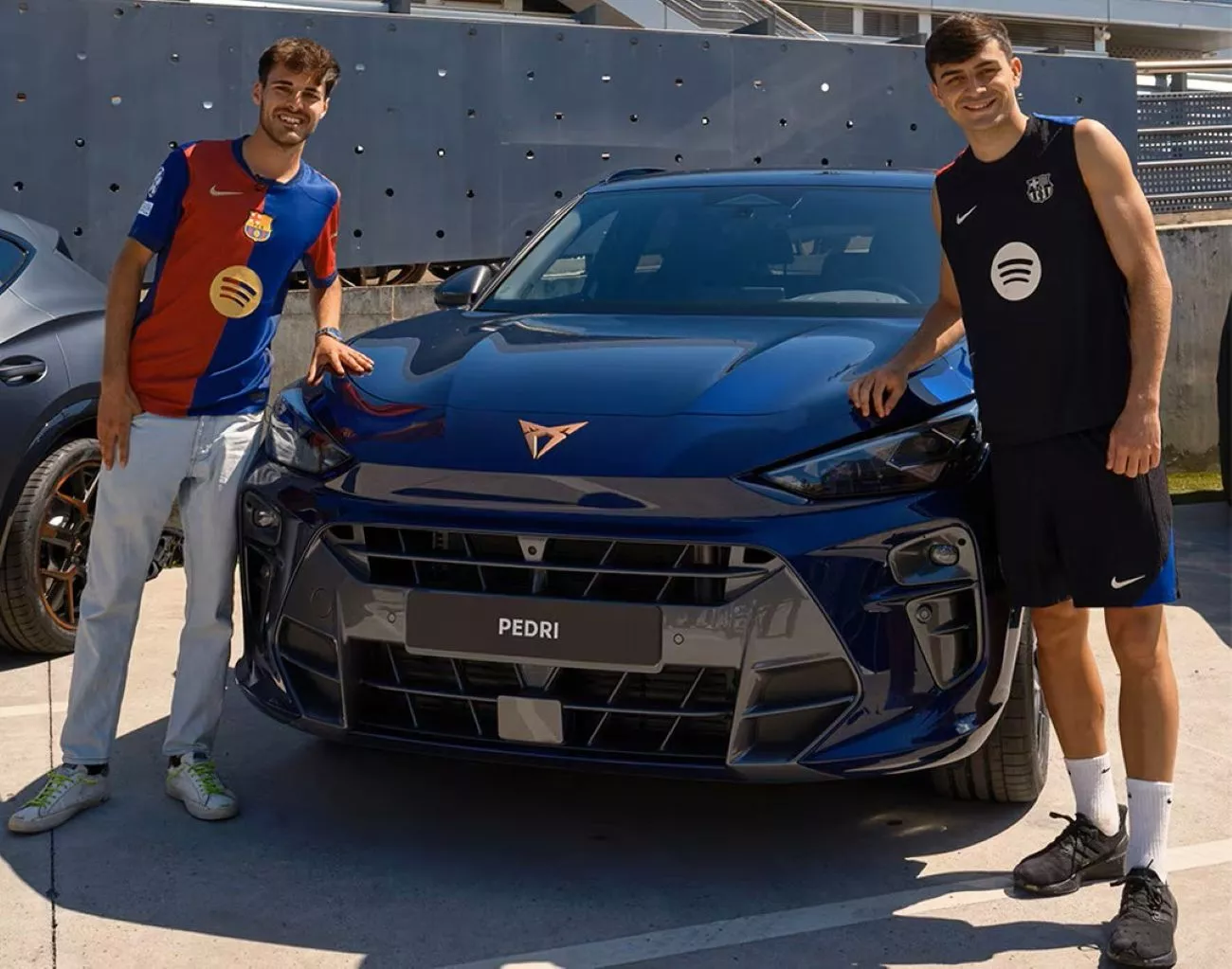 Un aficionado entrega la llave de su Cupra a Pedri