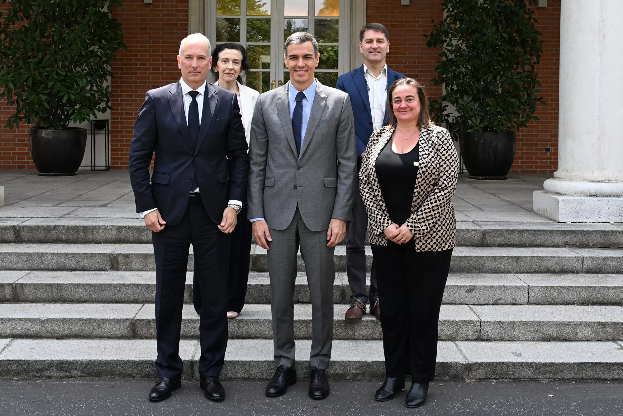Markus Haupt y su equipo con Pedro Sánchez