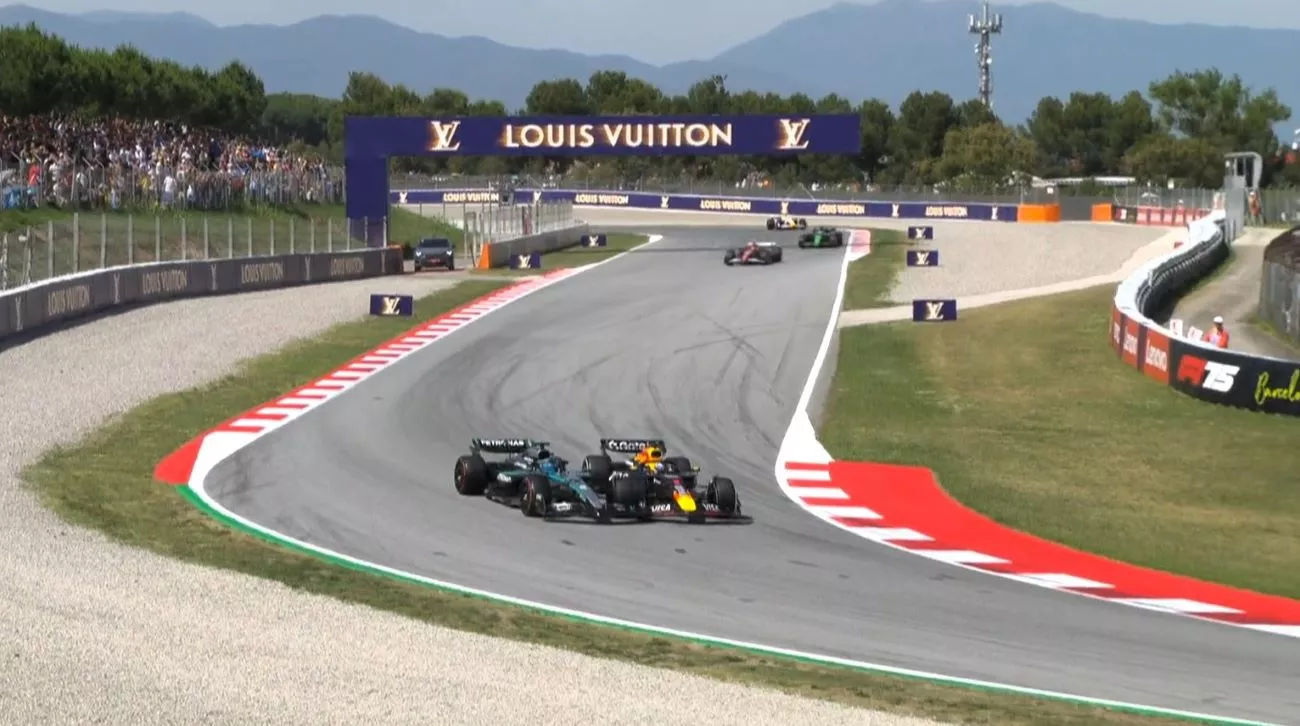 Verstappen embiste a Russell en Barcelona / X F1