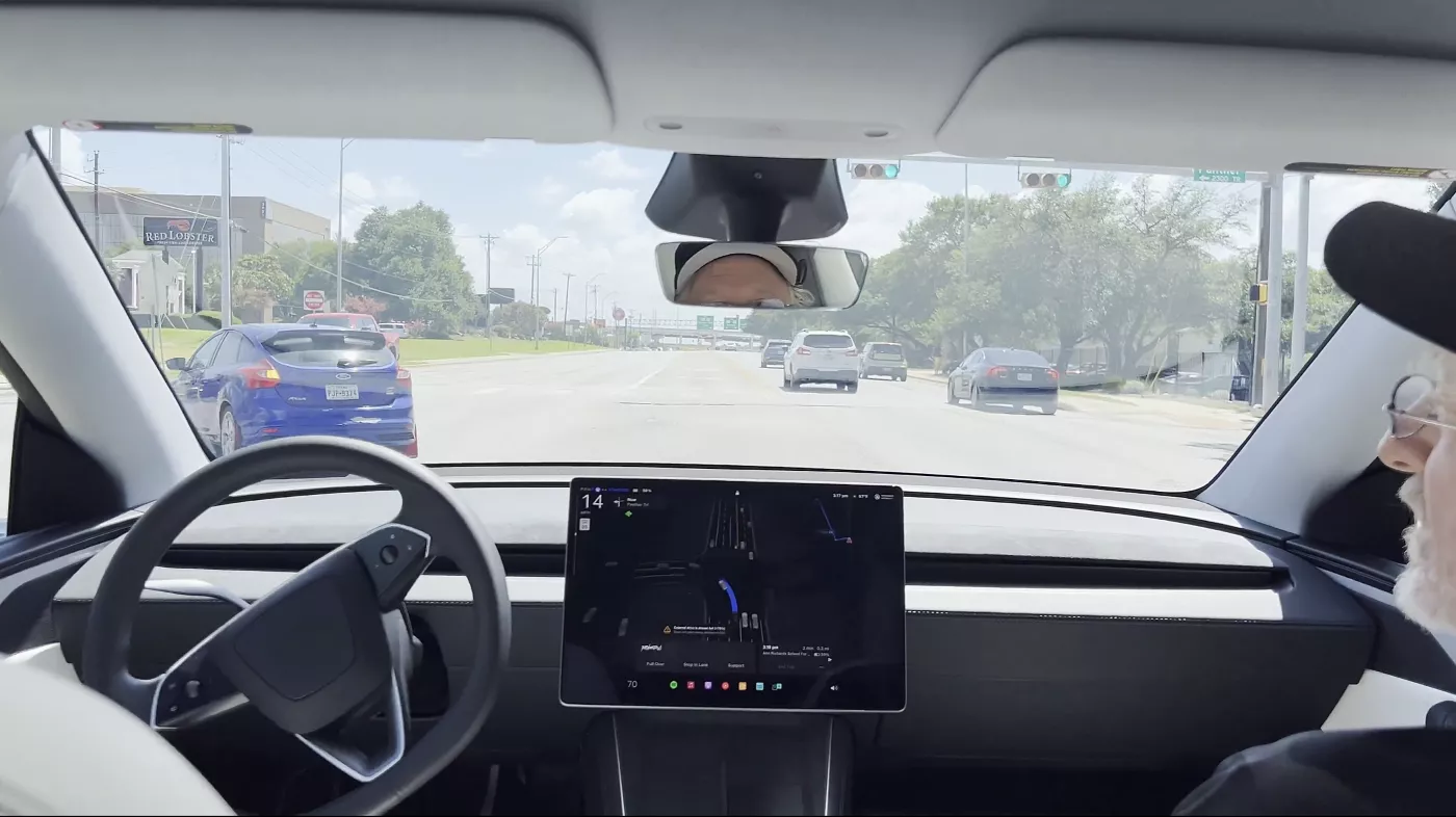 Uno de los primeros robotaxis de Tesla