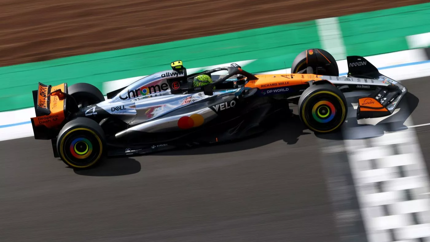 Lando Norris cruza la meta en el GP de Silverstone / X MCLAREN Lando Norris cruza la meta en el GP de Silverstone / X MCLAREN