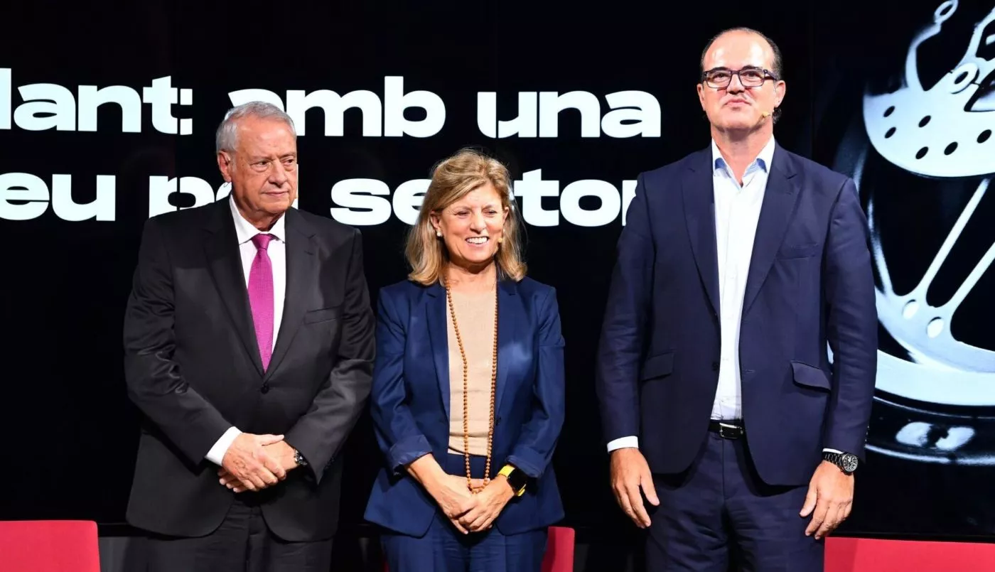 Jaime Barea (derecha) junto a Jaume Roura (Fecavem) y Marta Blázquez (Faconauto)