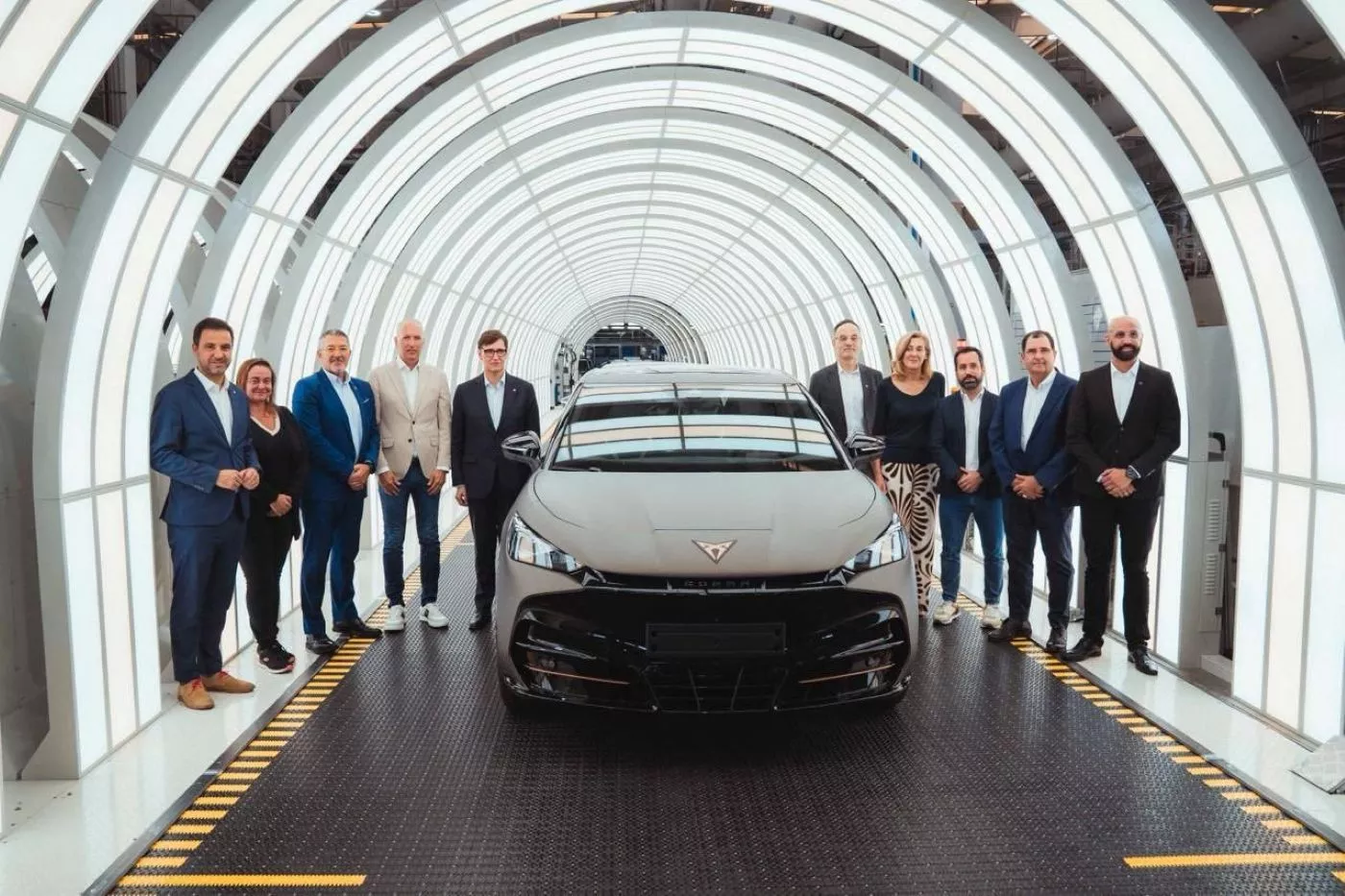 Salvador Illa en la línea de montaje del Cupra Tavascan en China