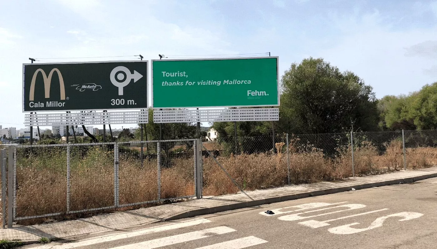 Valla con la campaña a favor de los turistas en Mallorca / FEHM