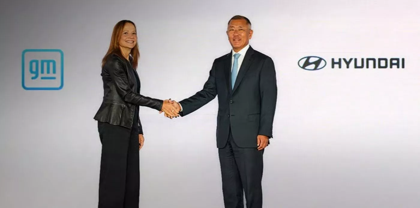 Mary Barra (CEO de GM) y Chung Eui-sun (presidente de Hyundai)