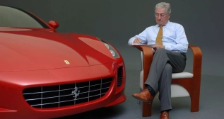 Giorgetto Giugiaro con uno de sus diseños Giorgetto Giugiaro con uno de sus diseños