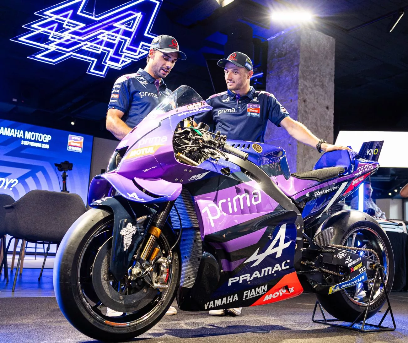 Miller y Oliveira con su moto en el Atelier Alpine Miller y Oliveira con su moto en el Atelier Alpine