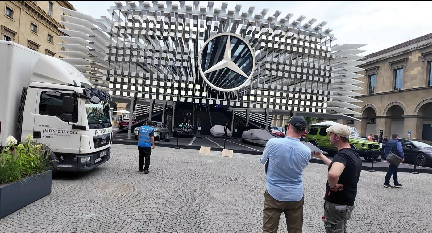 Preparativos en el stand de Mercedes en una plaza de Múnich / T.F. Preparativos en el stand de Mercedes en una plaza de Múnich / T.F.