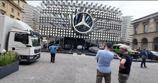 Preparativos en el stand de Mercedes en una plaza de Múnich / T.F.