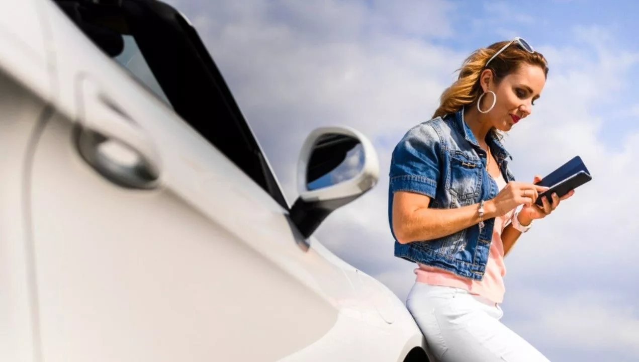 Una usuaria de un coche por suscripción Una usuaria de un coche por suscripción