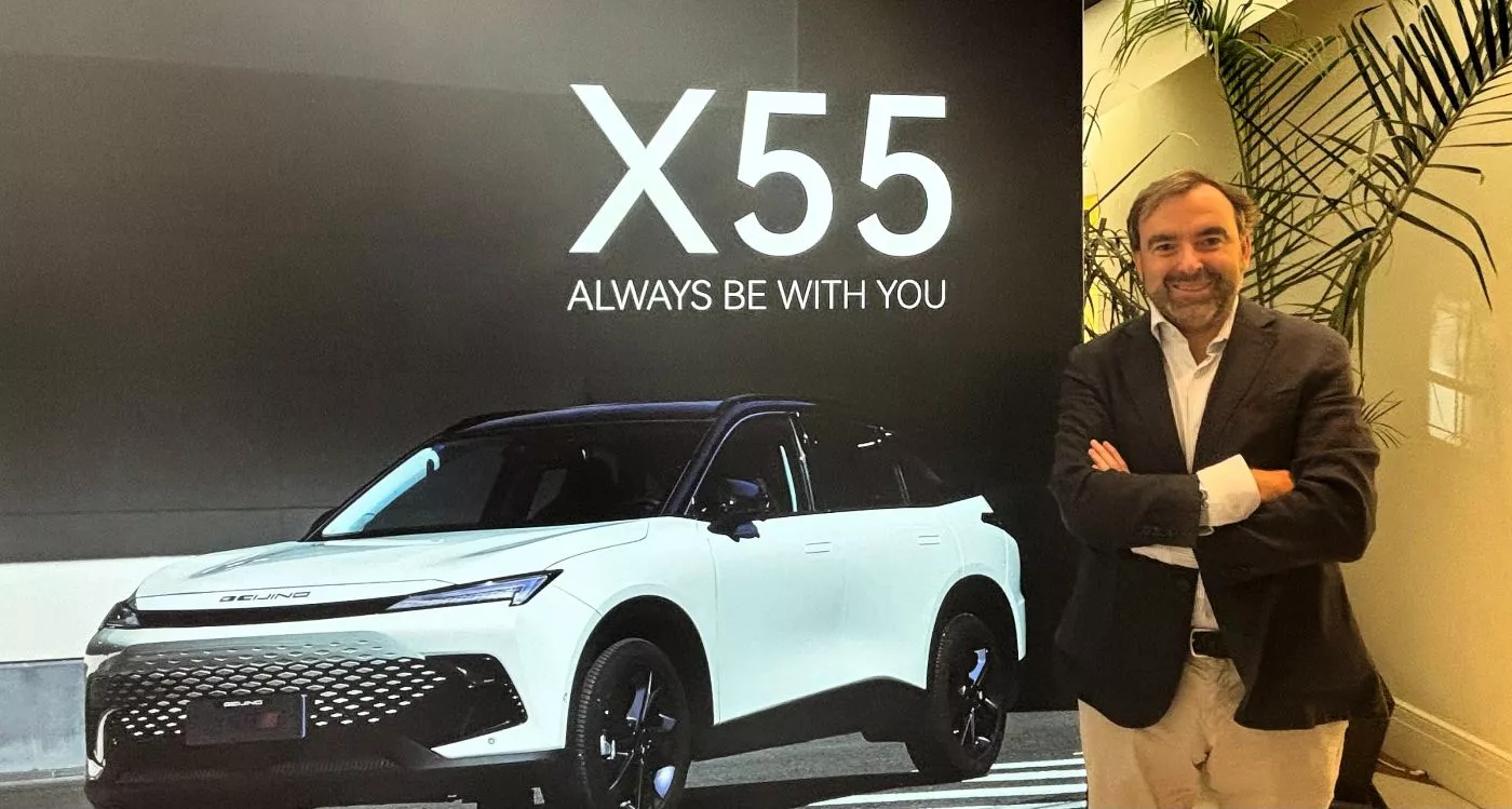 Julián Alfonso, presidente de Grupo Invicta, con el BAIC X55