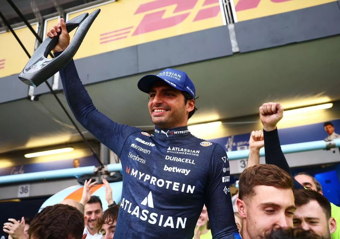 Carlos Sainz celebra el podio en Bakú / X CS