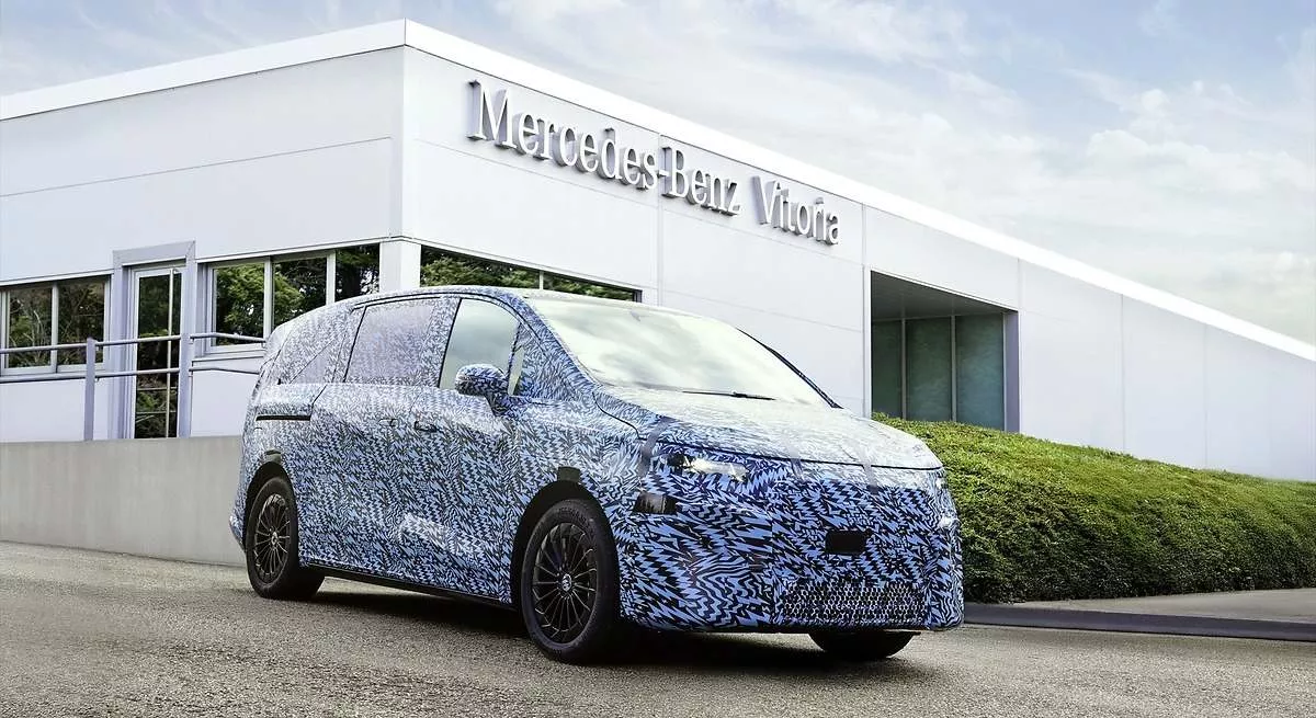 El monovolumen Mercedes VLE frente a la planta de Vitoria