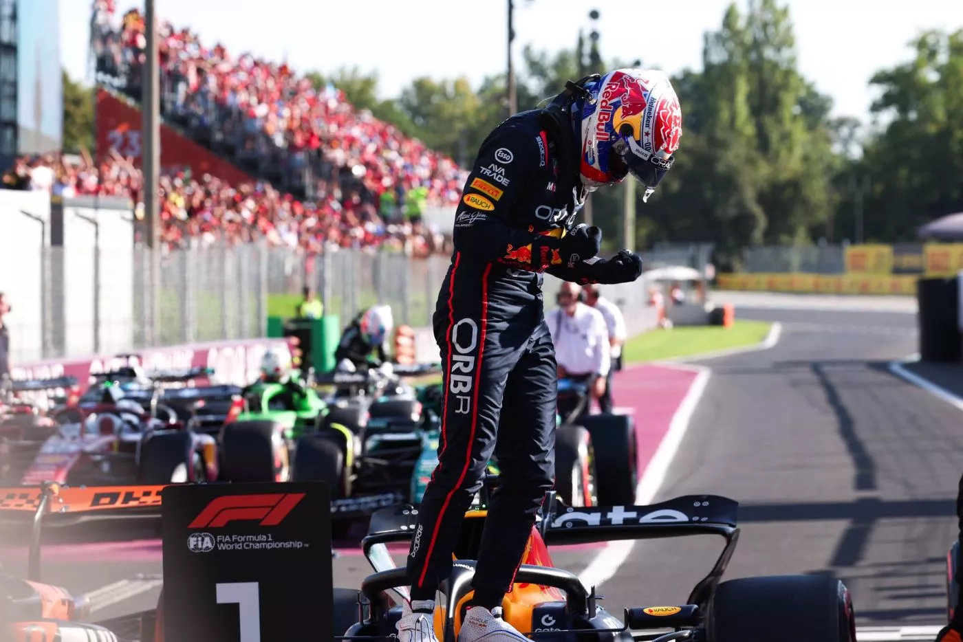 Verstappen celebra el triunfo en Bakú / X VERSTAPPEN