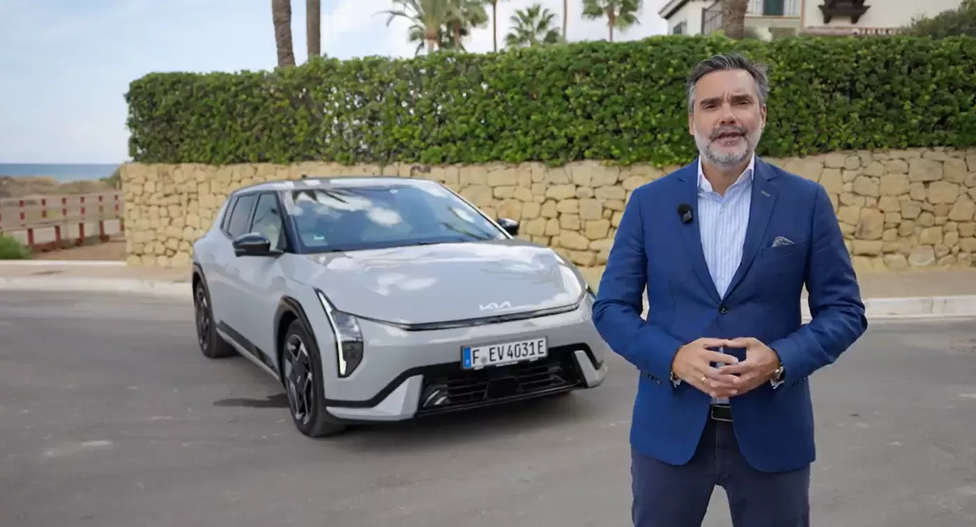 Carlos Lahoz junto al Kia EV4