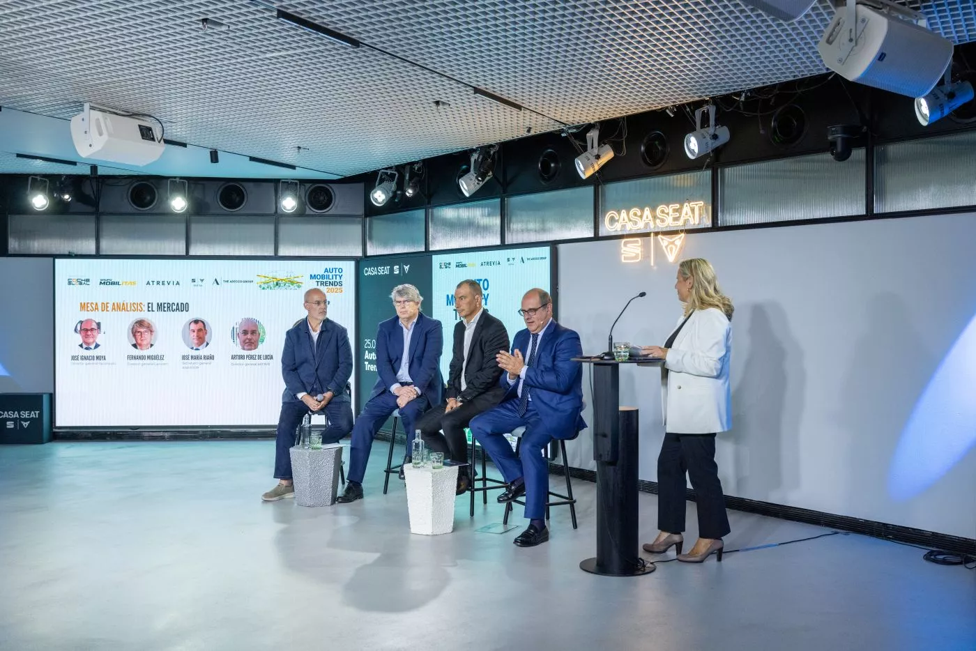 Mesa sobre movilidad de Auto Mobility Trends 2025