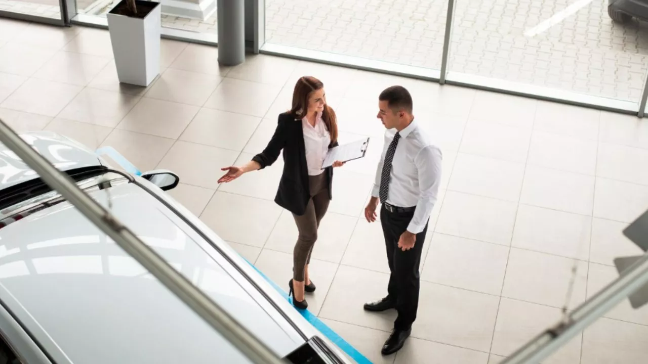 Un cliente de renting de vehículos