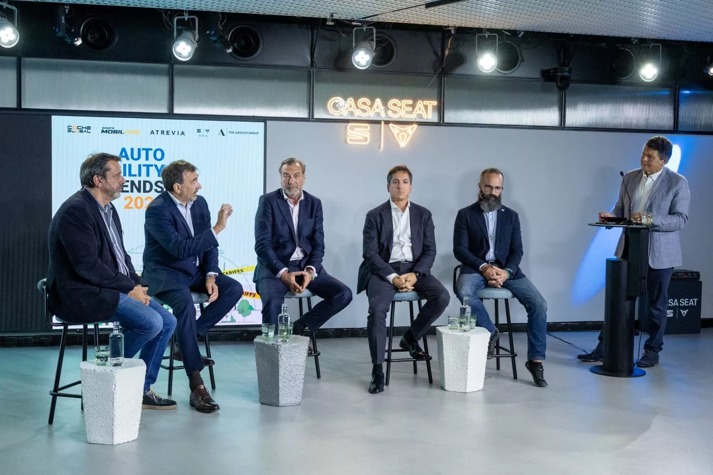 Mesa de industria en Auto Mobility Trends 2025