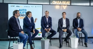 Mesa de industria en Auto Mobility Trends 2025