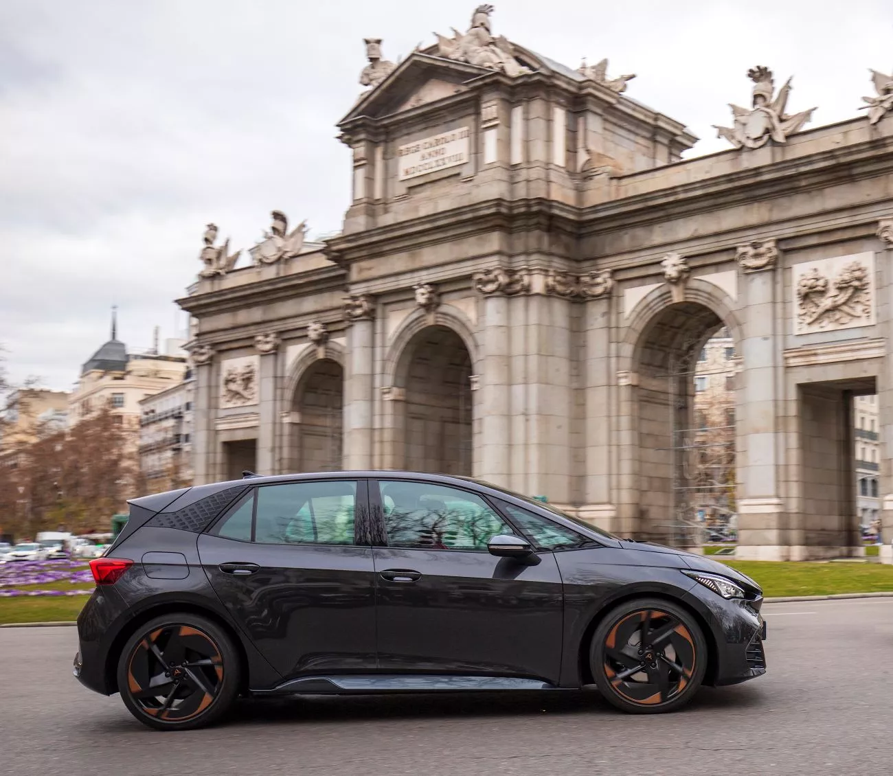 Cupra Born en la Puerta de Alcalá de Madrid Cupra Born en la Puerta de Alcalá de Madrid