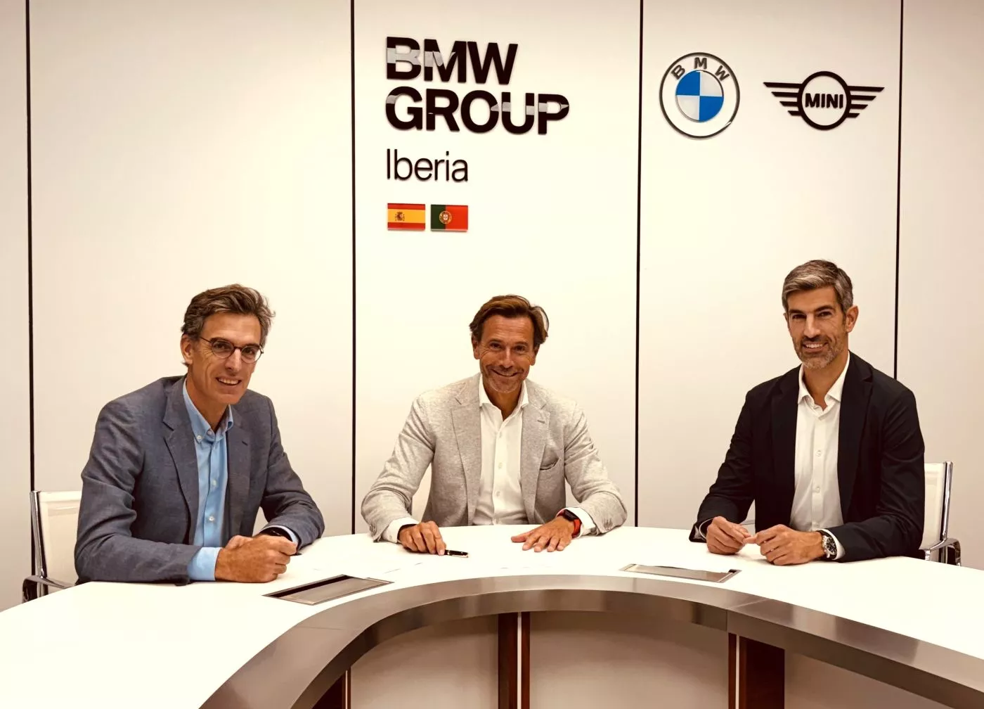 Lluís Soler (CEO de Quadis), Manuel Terroba (director de BMW Iberia) y Pol Soler (director de Quadis) Lluís Soler (CEO de Quadis), Manuel Terroba (director de BMW Iberia) y Pol Soler (director de Quadis)