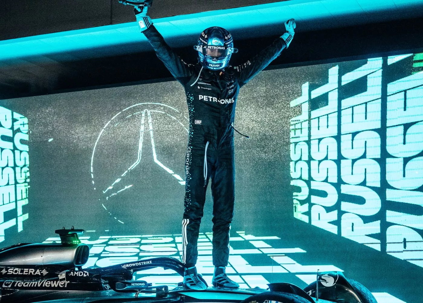 Russell celebra la victoria en el GP de Singapur / X MERCEDES