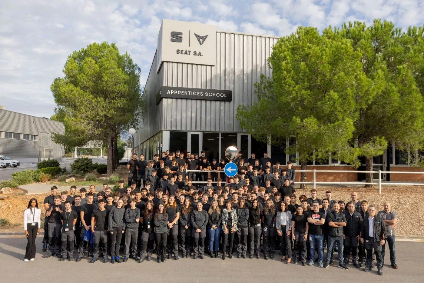 Estudiantes ante la nueva Escuela de Aprendices de Seat en Martorell Estudiantes ante la nueva Escuela de Aprendices de Seat en Martorell