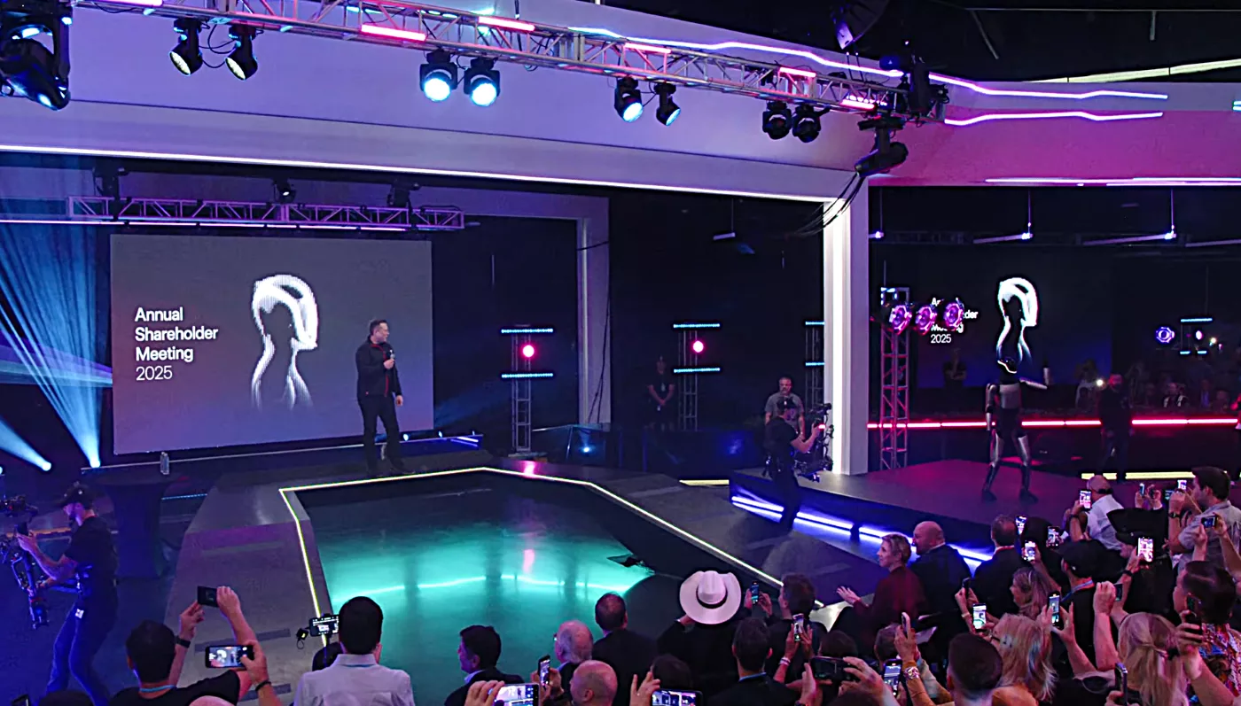Elon Musk baila junto a un robot Optimus en la junta de accionistas