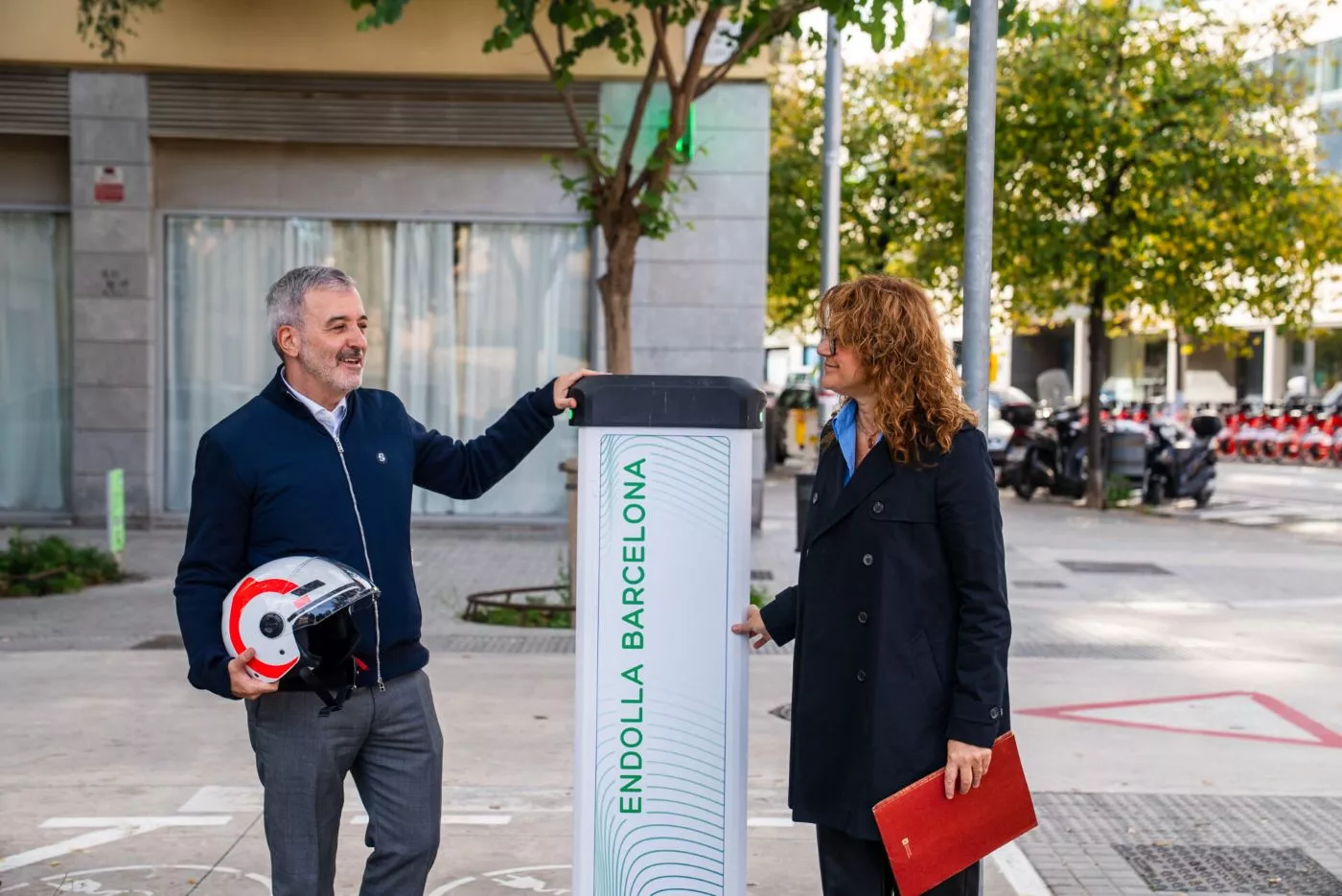 Jaume Collboni en un punto de carga de motos en Barcelona
