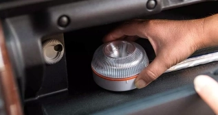 Baliza V16 en la guantera de un vehículo. Baliza V16 en la guantera de un vehículo.