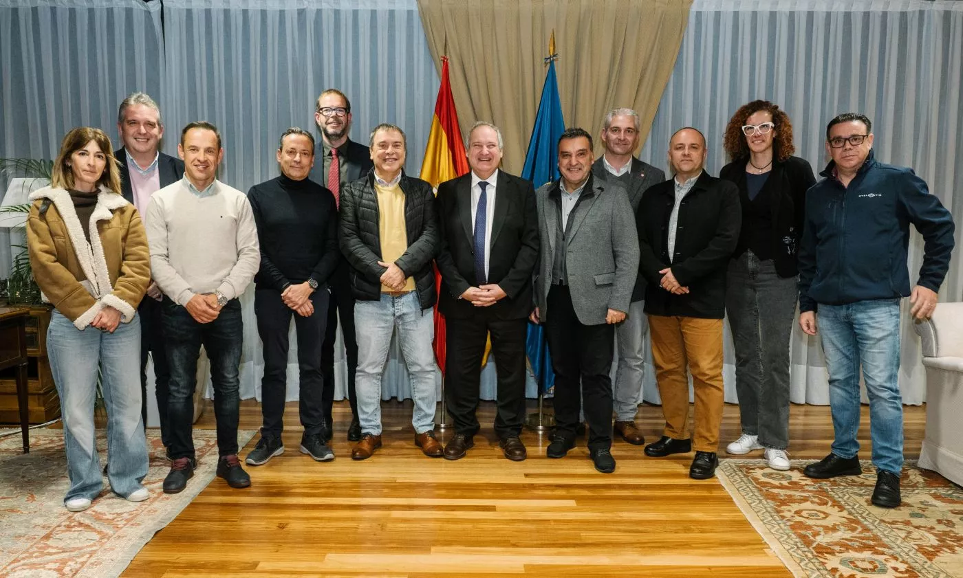 Jordi Hereu con los dirigentes de automoción de UGT FICA