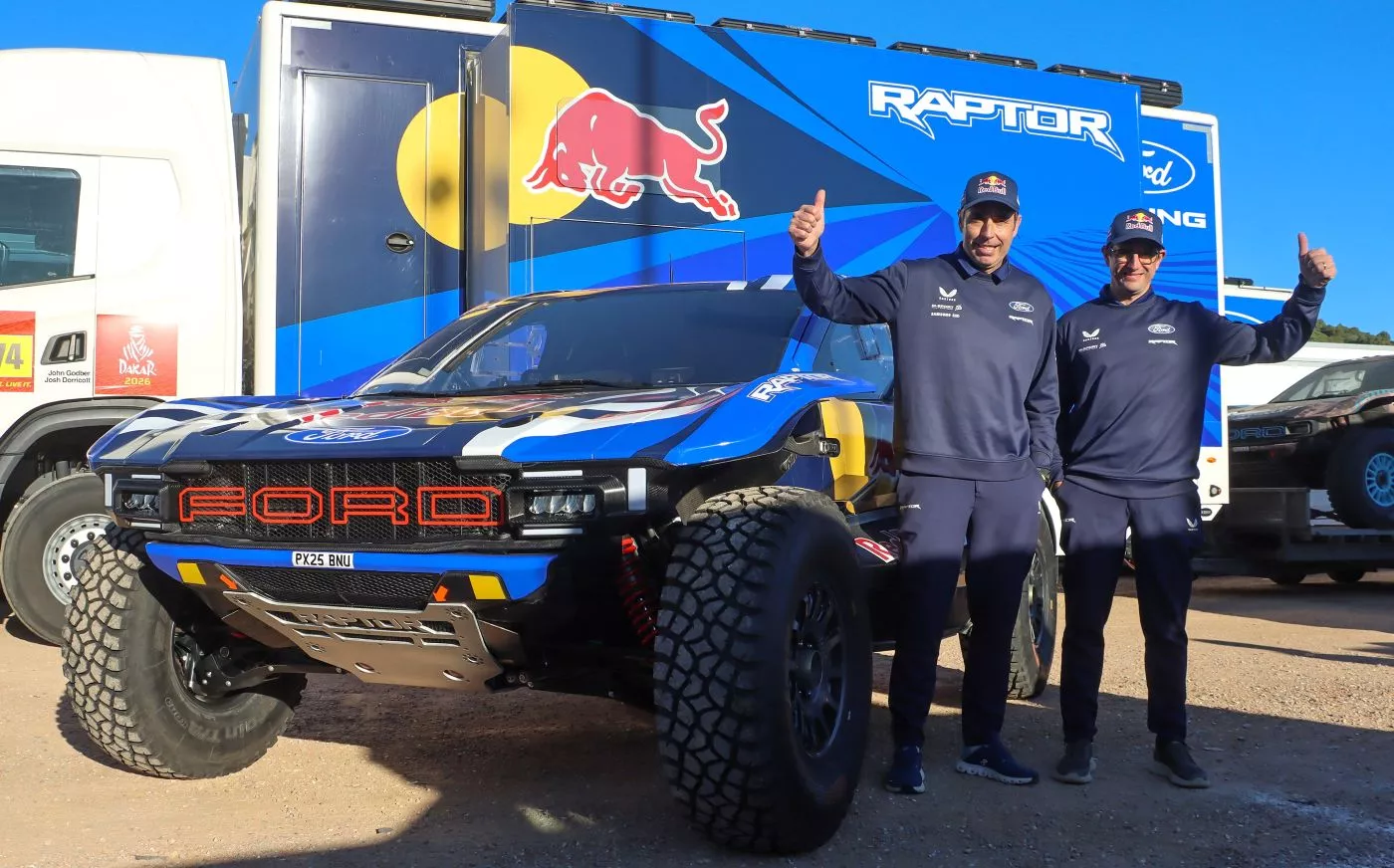Nani Roma y Àlex Haro junto al Ford Raptor T1+ Evo