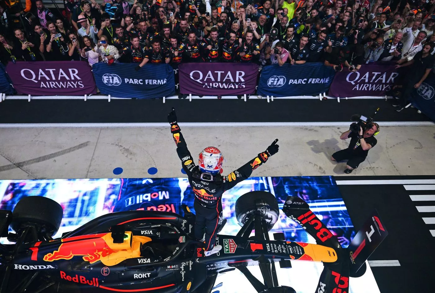 Verstappen celebra el triunfo en Qatar / X F1