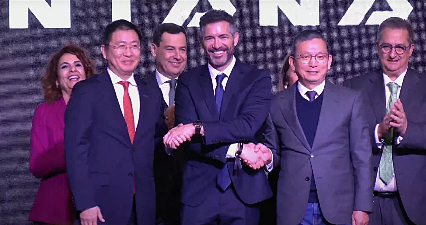 Firma del acuerdo entre Santana, BAIC y Coronet en Linares