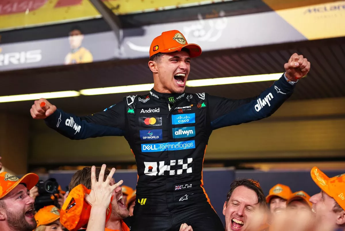 Lando Norris celebra su título de campeón de F1