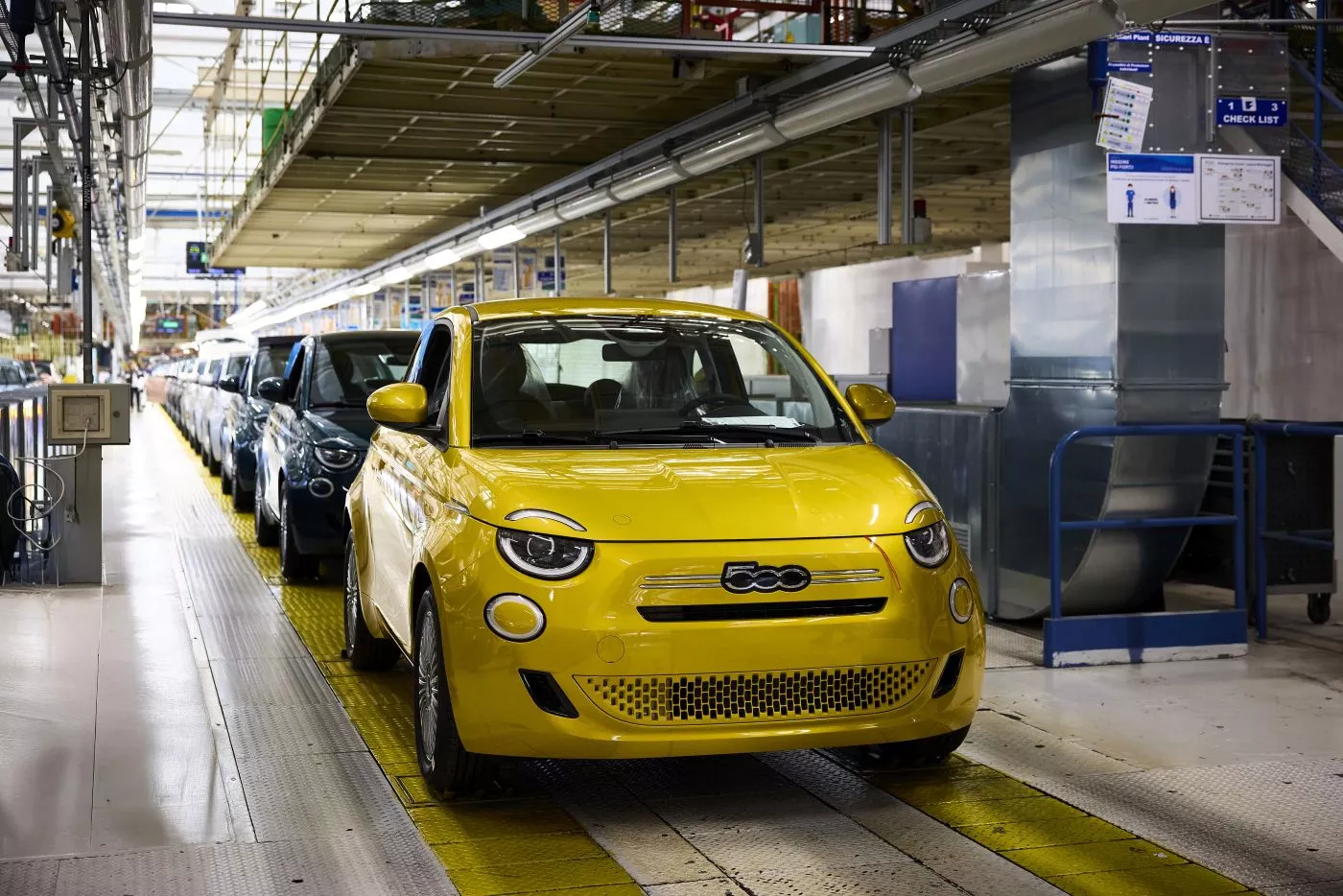 Nuevo Fiat 500 Hybrid en la planta de Mirafiori