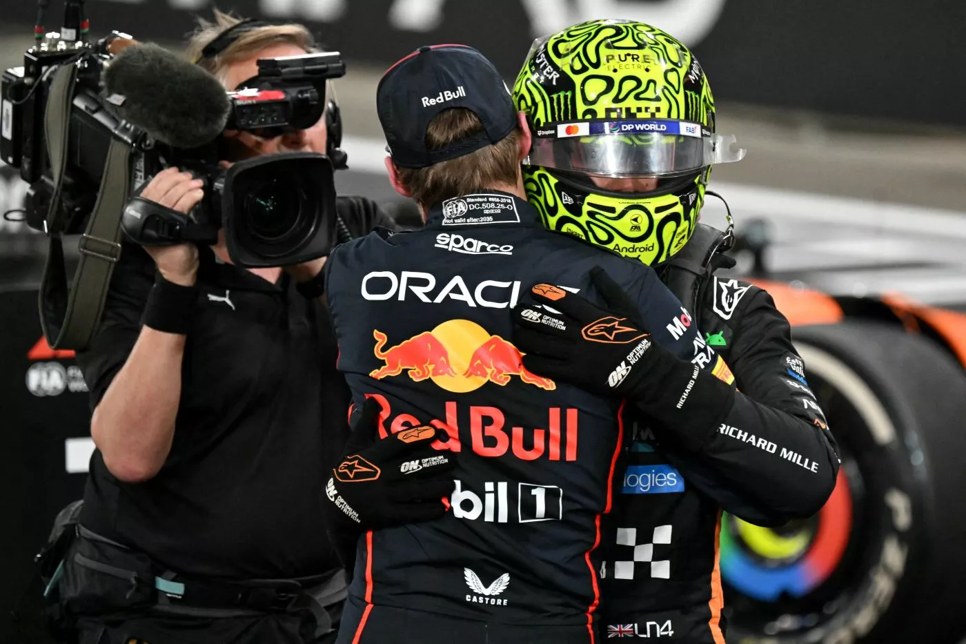 Verstappen abraza a Norris tras proclamarse campeón de F1 / X F1