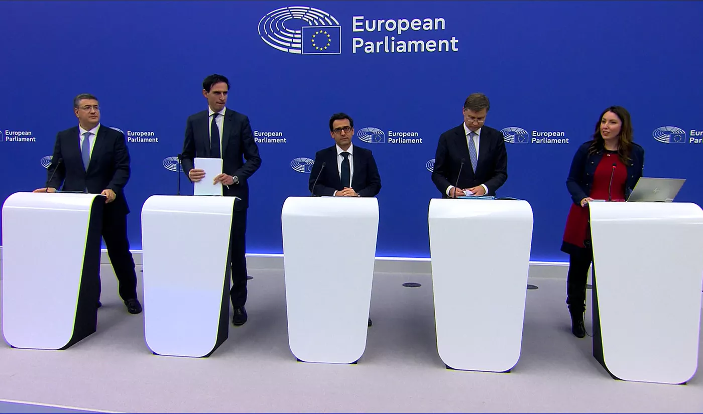 El vicepresidente Stephane Sejourner y otros comisarios presentan las medidas sobre automoción