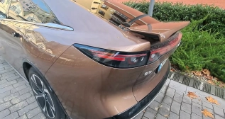 Alerón desplegado en Mazda 6e