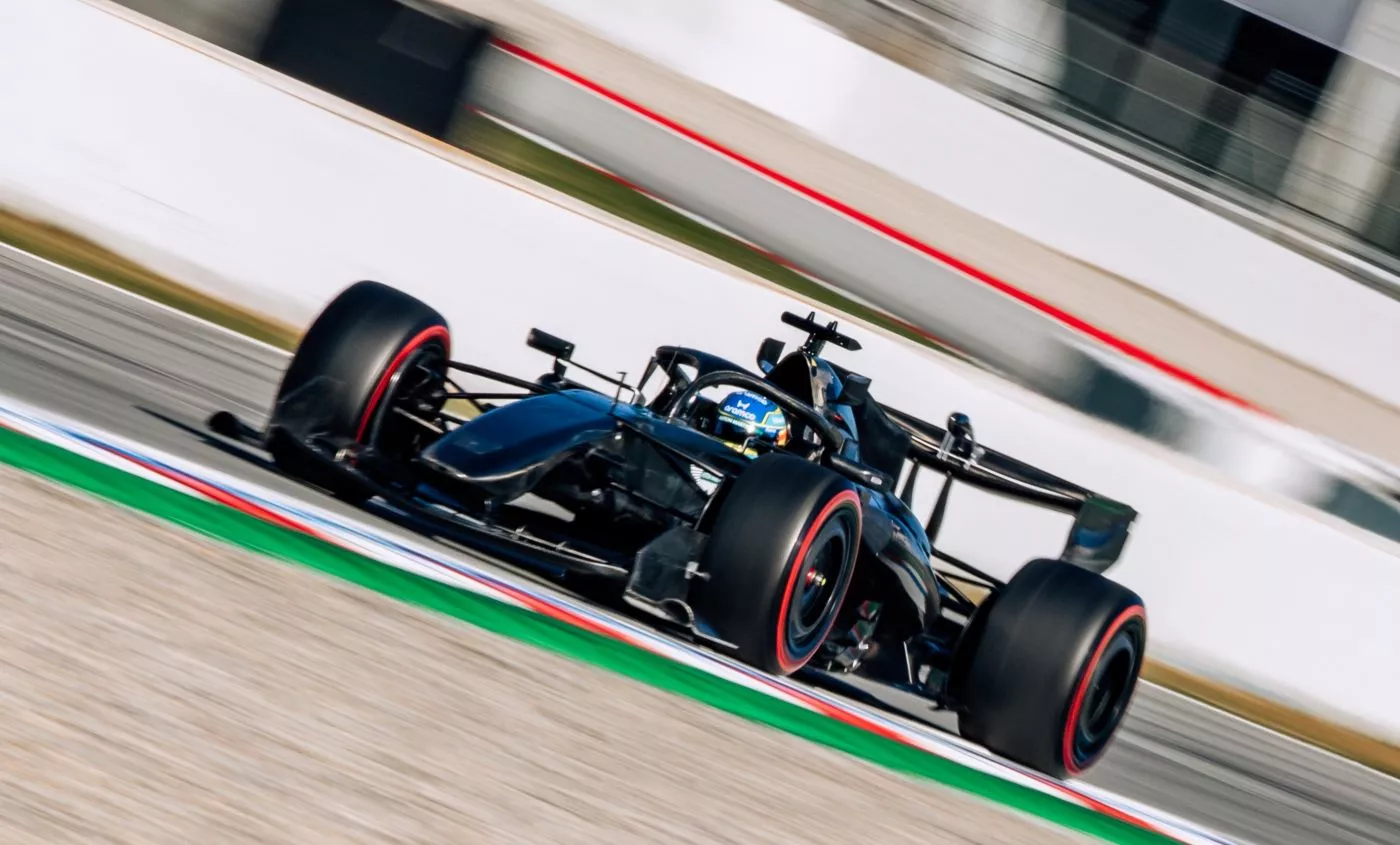 Nuevo monoplaza de Aston Martin para Fernando Alonso / X F1